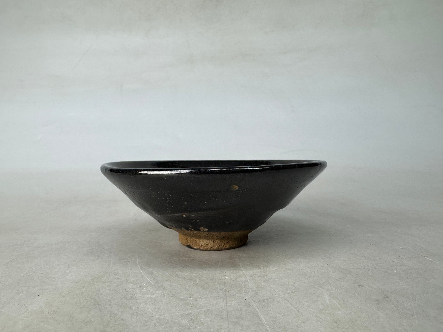 Y8949 CHAWAN Raku-ware black flat bowl signed Japan antique tea ceremony pottery
