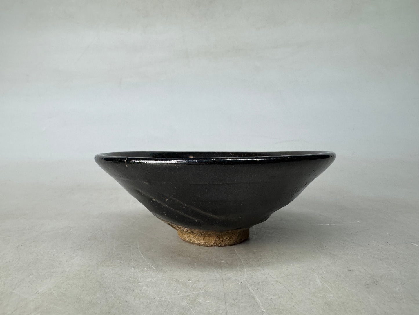 Y8949 CHAWAN Raku-ware black flat bowl signed Japan antique tea ceremony pottery