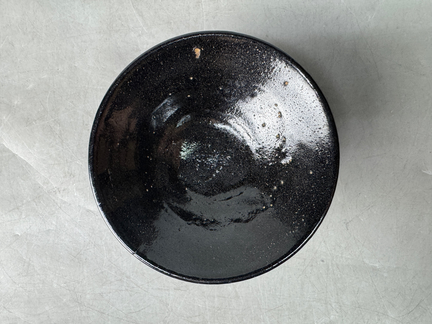 Y8949 CHAWAN Raku-ware black flat bowl signed Japan antique tea ceremony pottery