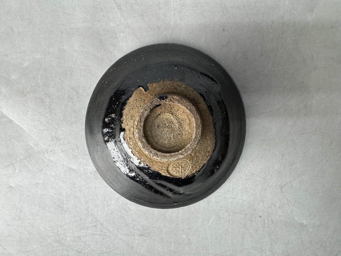 Y8949 CHAWAN Raku-ware black flat bowl signed Japan antique tea ceremony pottery