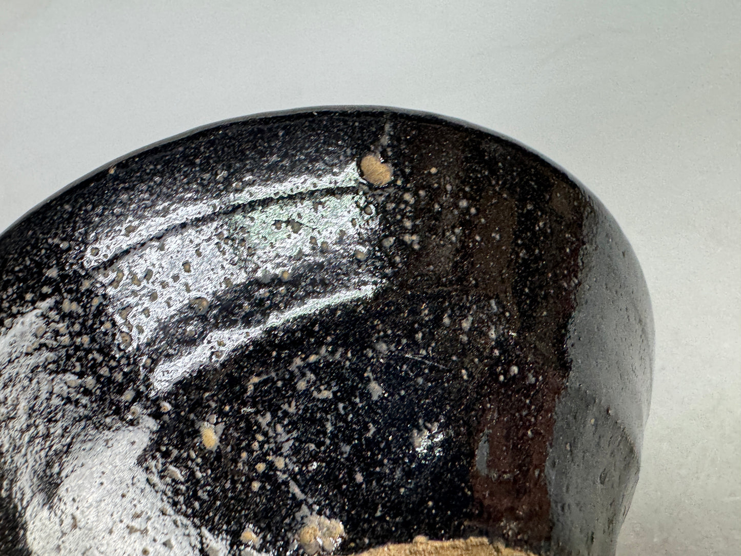 Y8949 CHAWAN Raku-ware black flat bowl signed Japan antique tea ceremony pottery