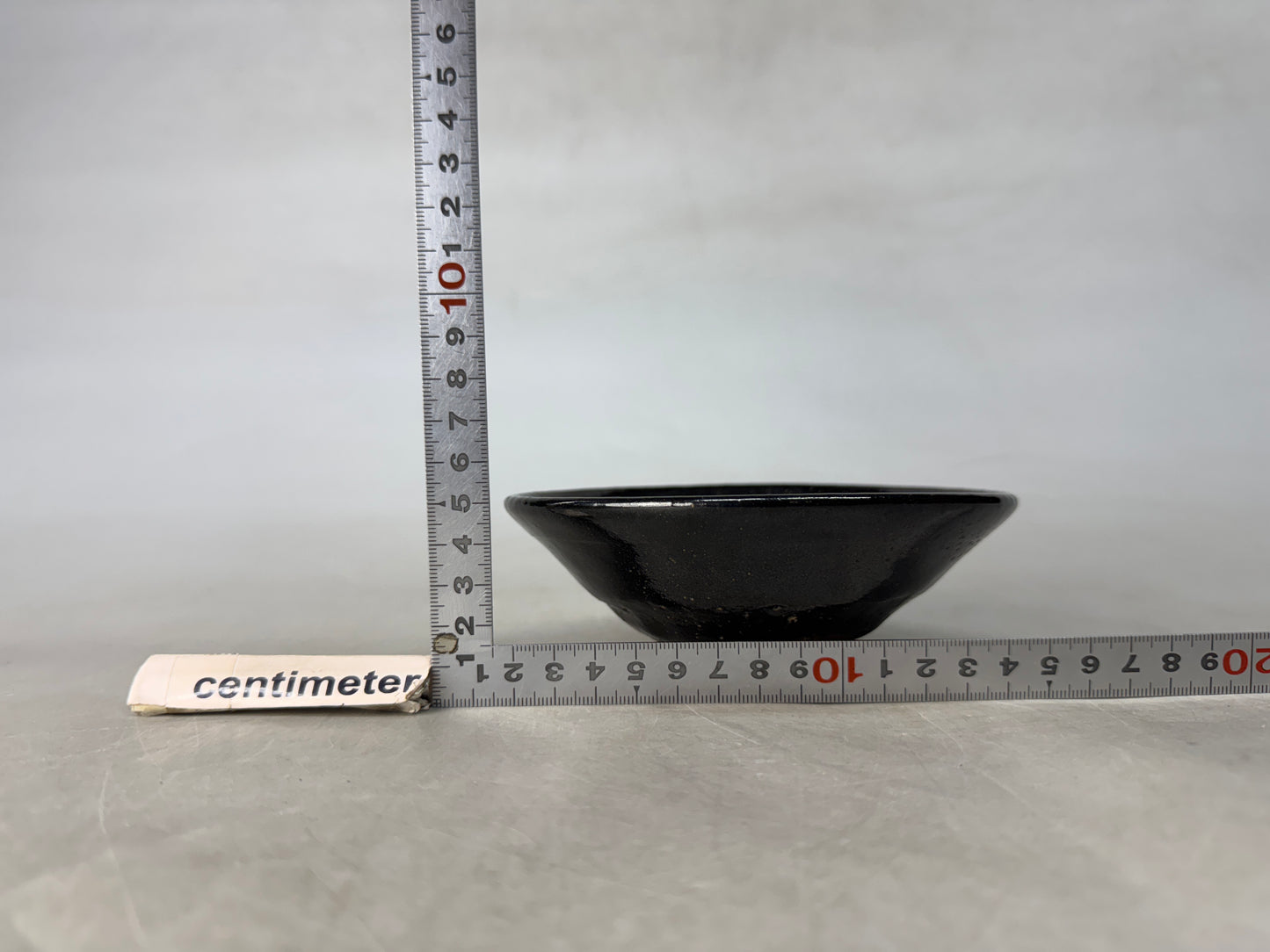 Y8949 CHAWAN Raku-ware black flat bowl signed Japan antique tea ceremony pottery