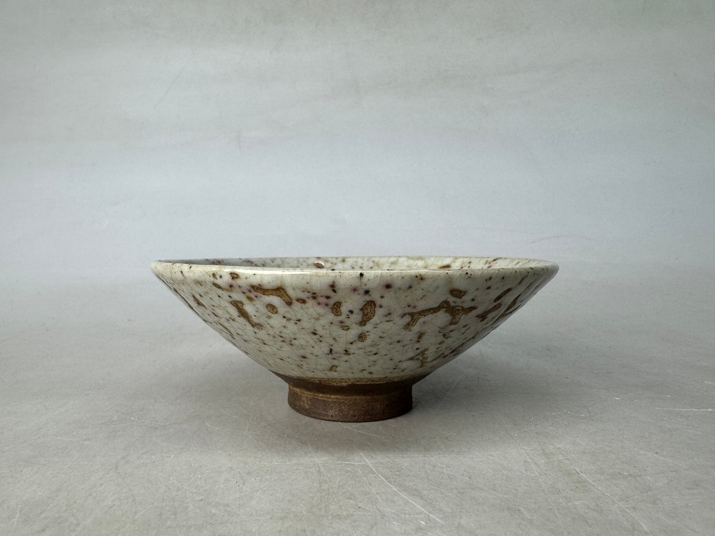 Y8954 CHAWAN Mino-ware flat bowl signed Japan antique tea ceremony cup pottery