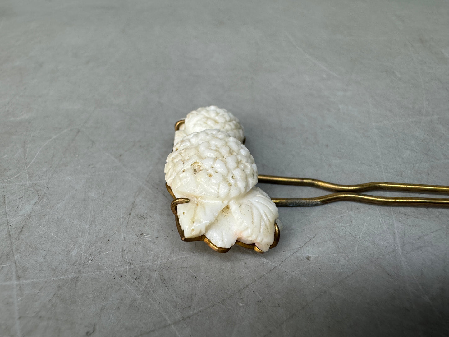 Y8975 KANZASHI White coral hair pin stick engraving Japan antique kimono fashion