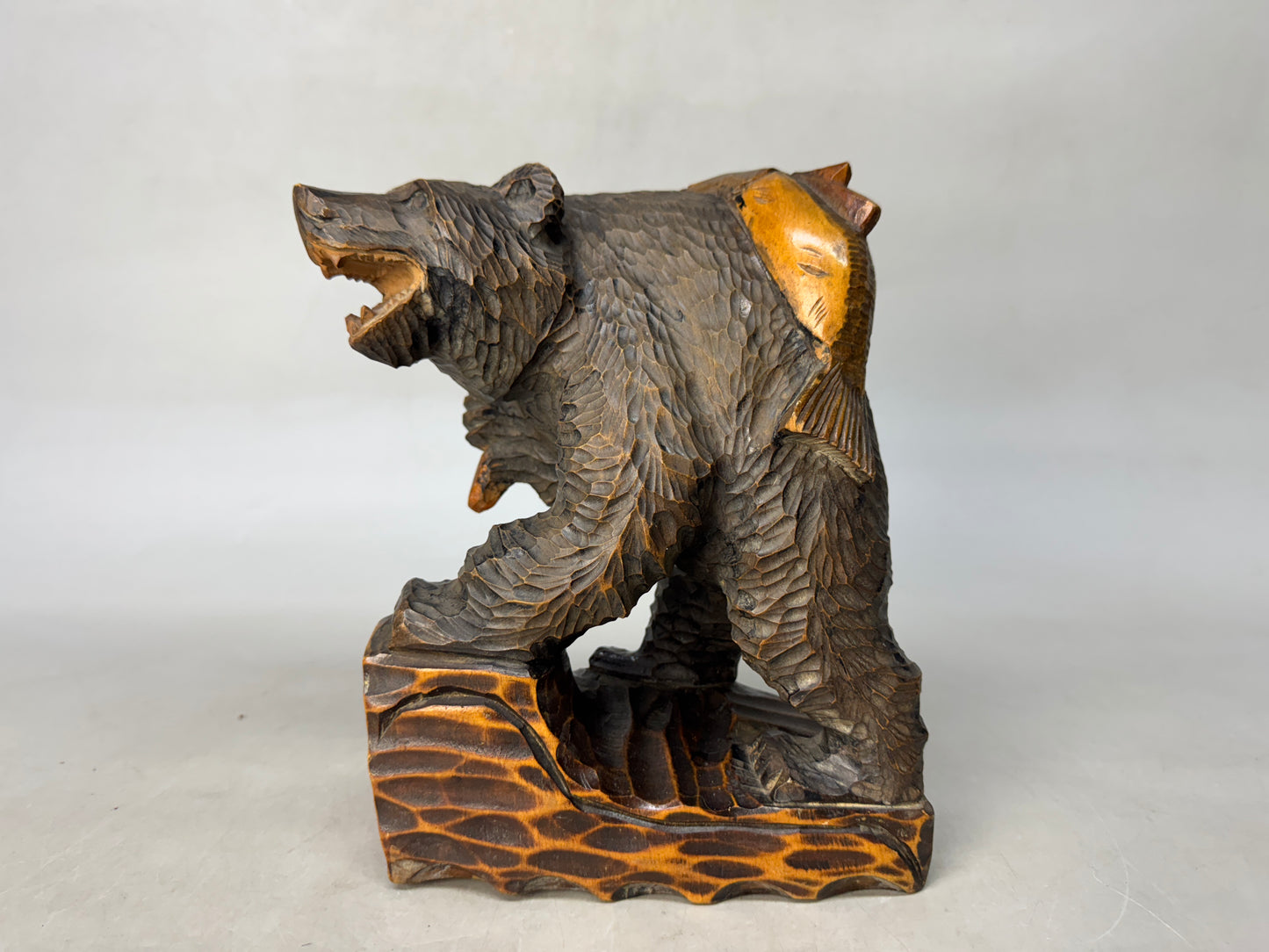 Y8987 OKIMONO wood carving Bear figurine Ainu Japan antique interior figure