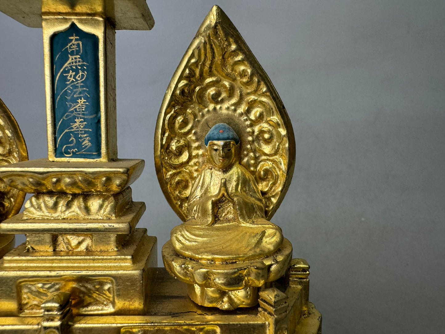 Y9017 OKIMONO Buddhist figurine Nichiren sect gold leaf Japan antique interior