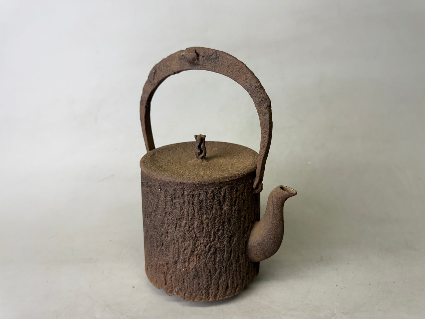 Y9028 TETSUBIN Nambu Iron kettle cylindrical teapot pot igned Japan antique
