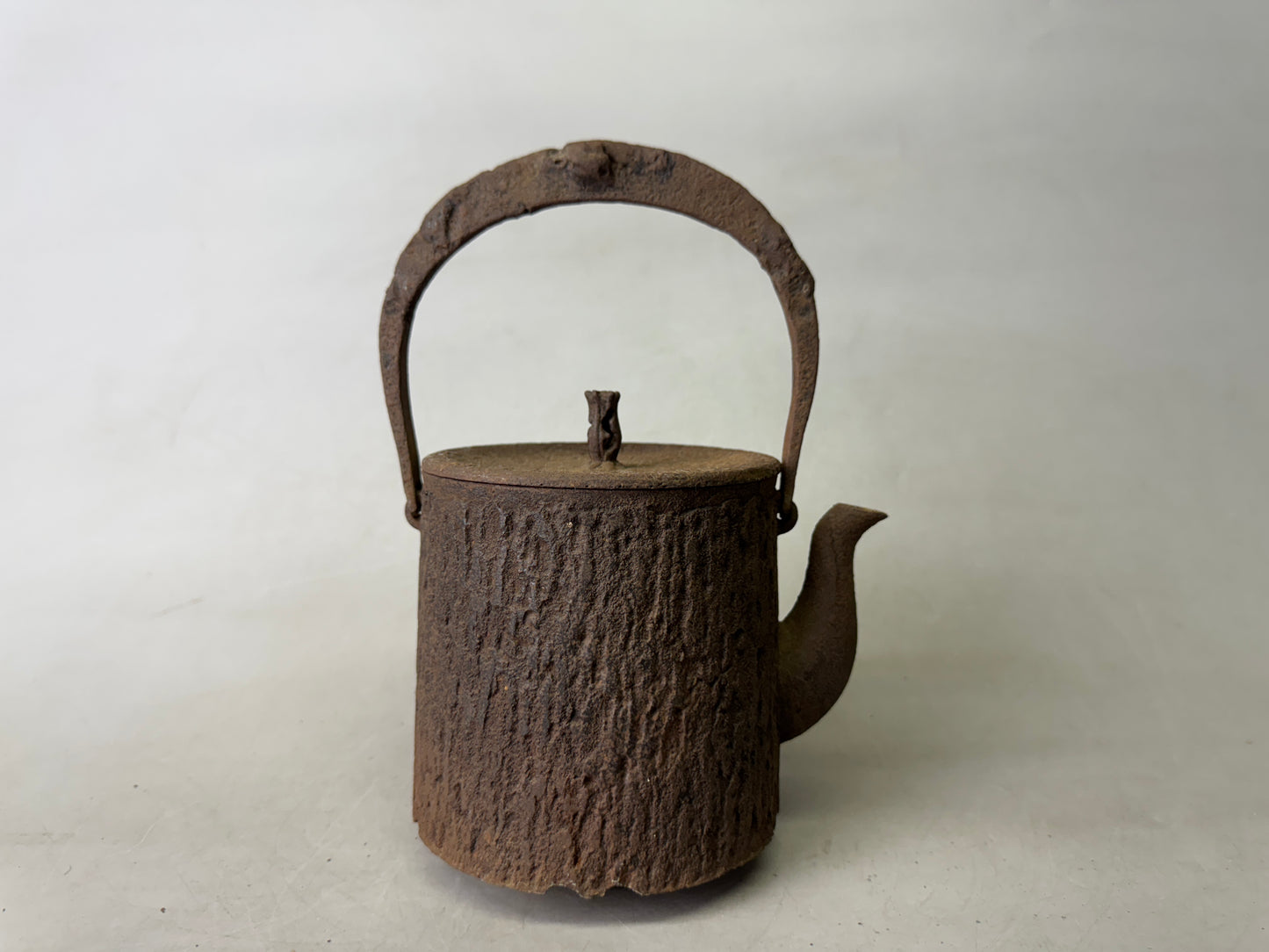 Y9028 TETSUBIN Nambu Iron kettle cylindrical teapot pot igned Japan antique