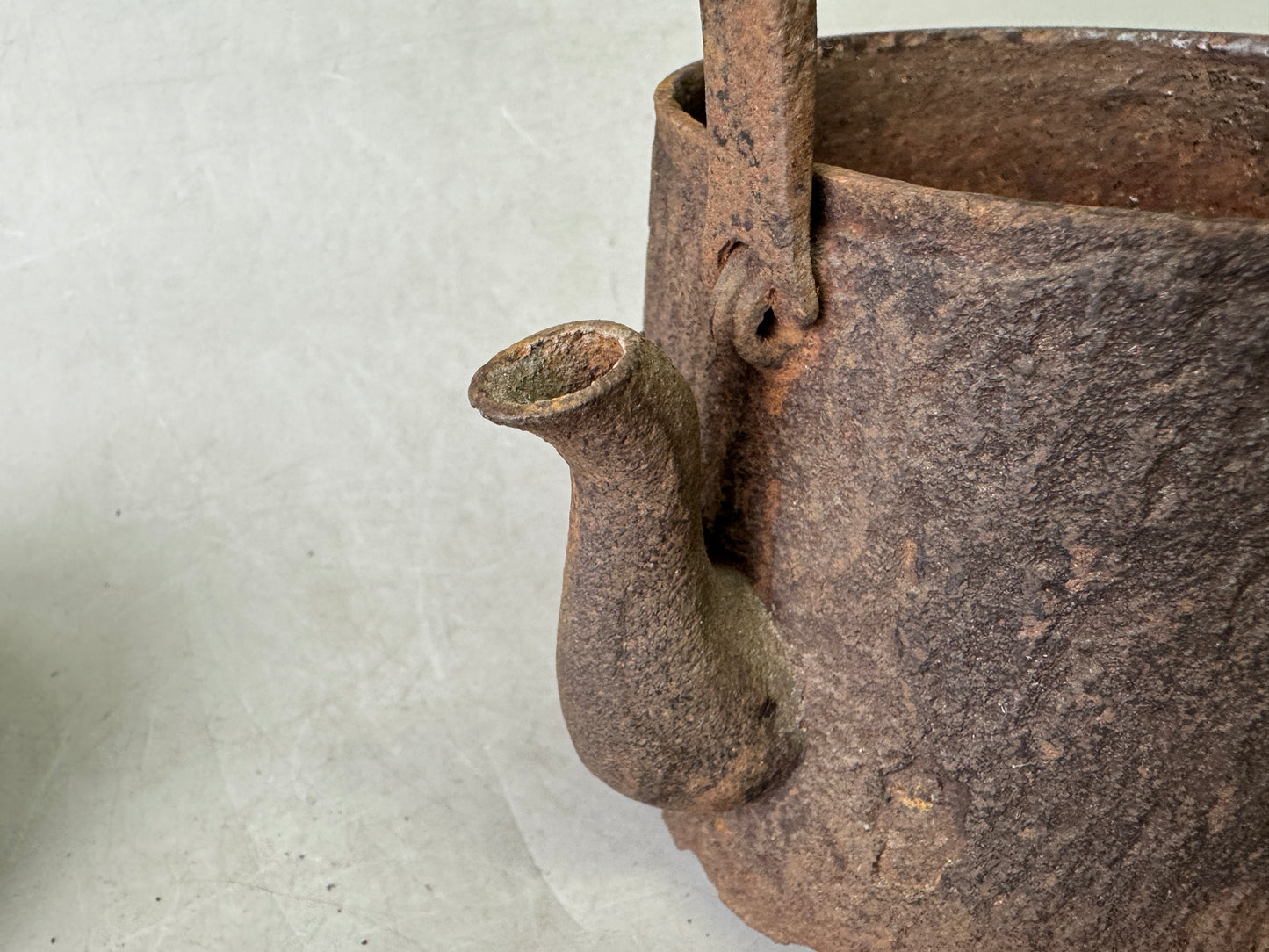 Y9028 TETSUBIN Nambu Iron kettle cylindrical teapot pot igned Japan antique