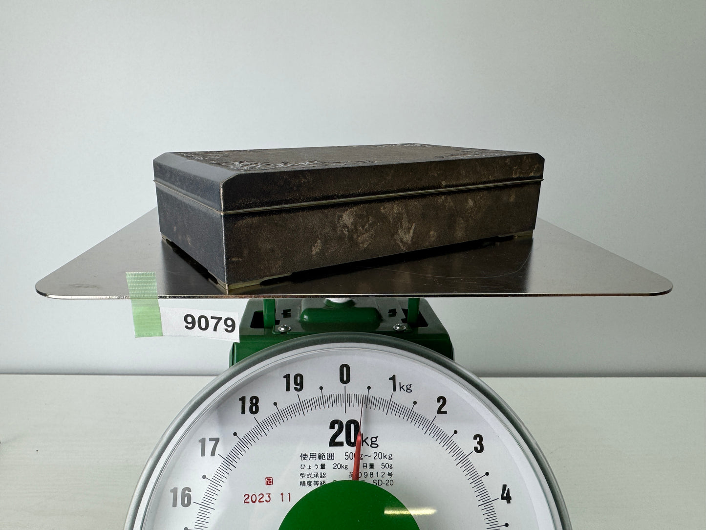 Y9079 BOX Silver accessory trinkets case engraved signed Japan antique container