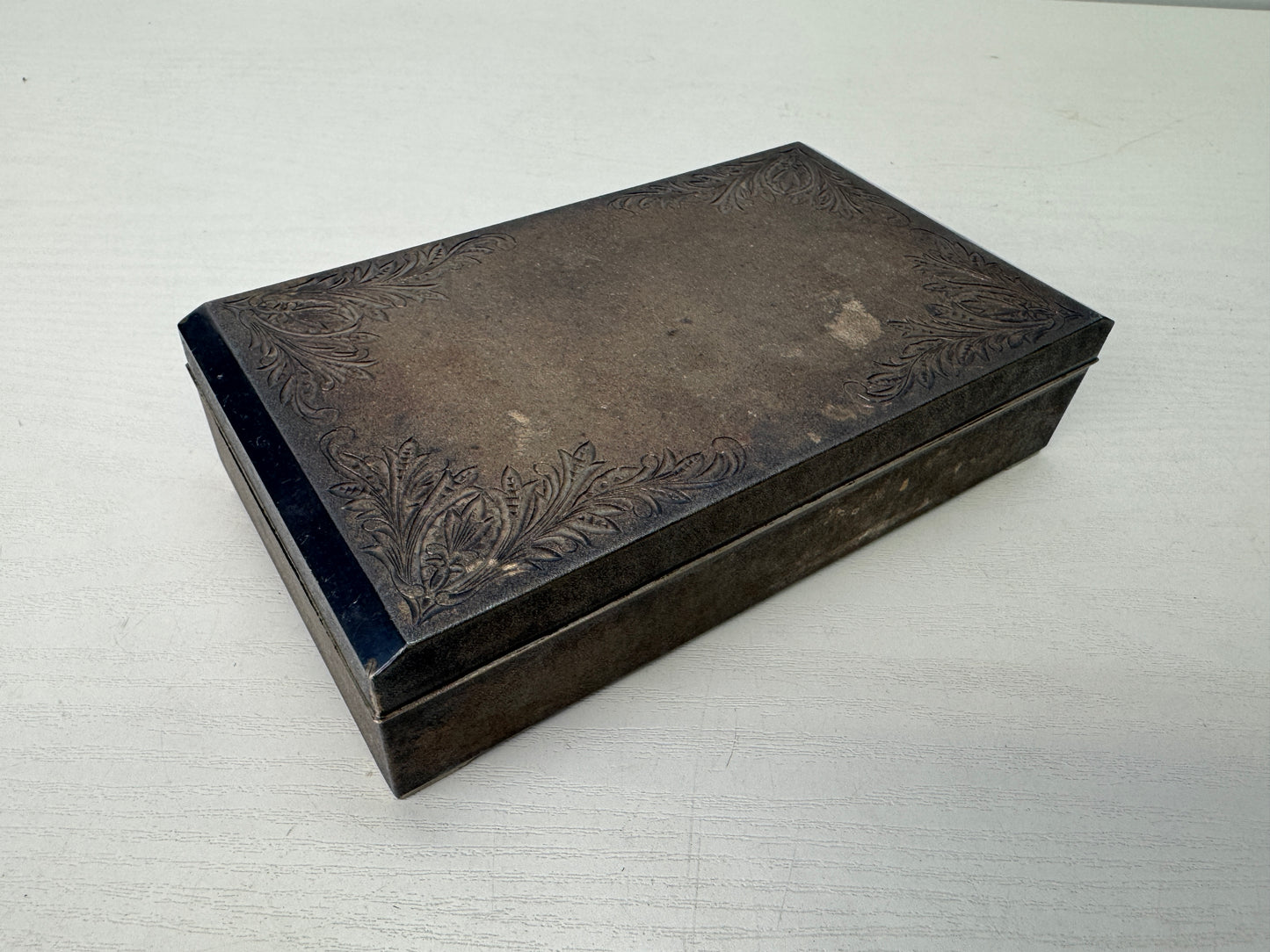 Y9079 BOX Silver accessory trinkets case engraved signed Japan antique container