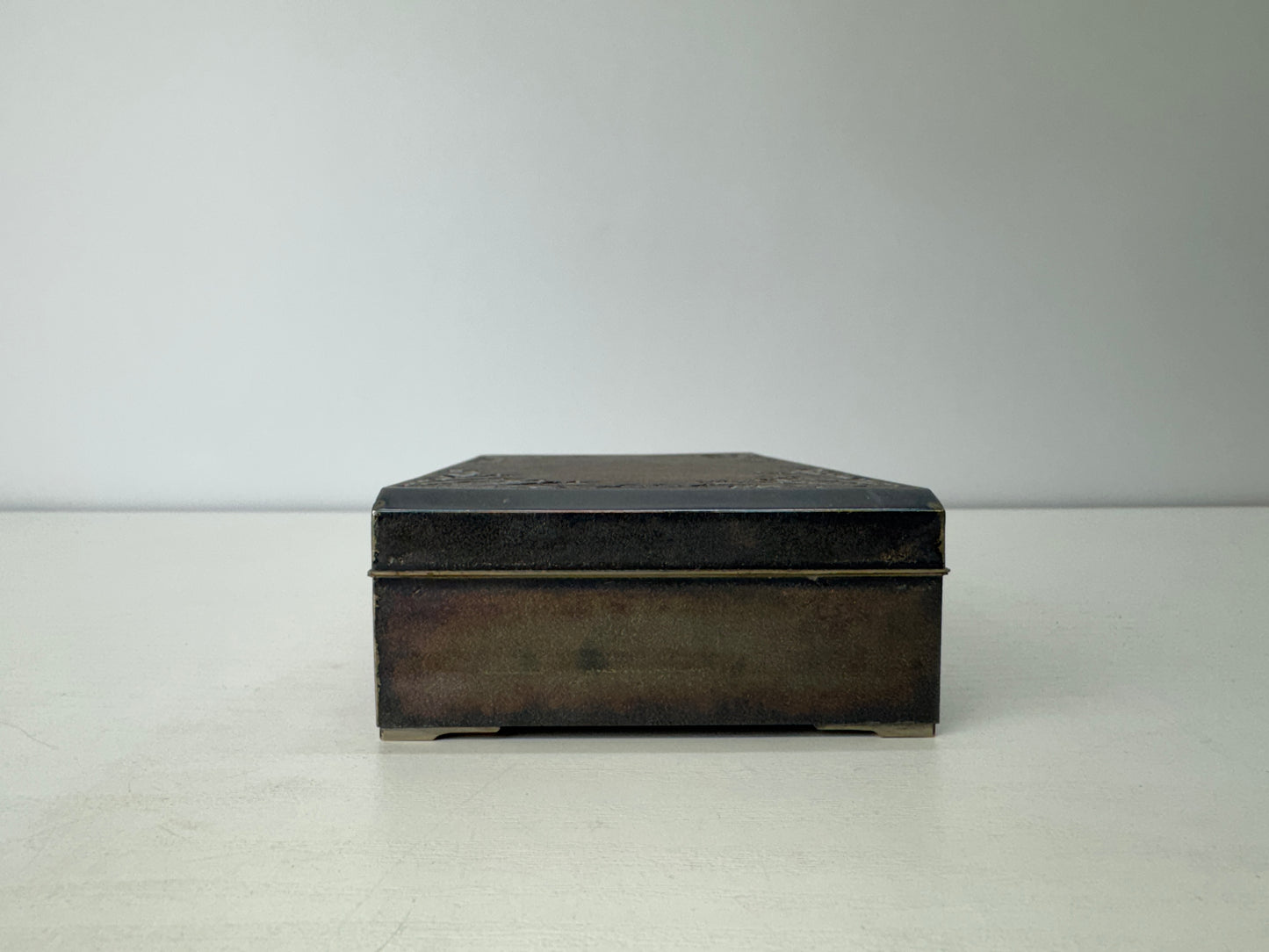 Y9079 BOX Silver accessory trinkets case engraved signed Japan antique container