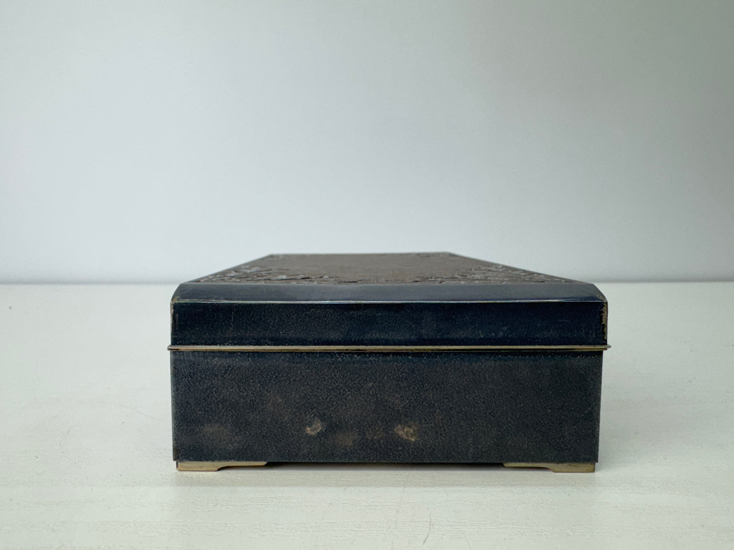 Y9079 BOX Silver accessory trinkets case engraved signed Japan antique container