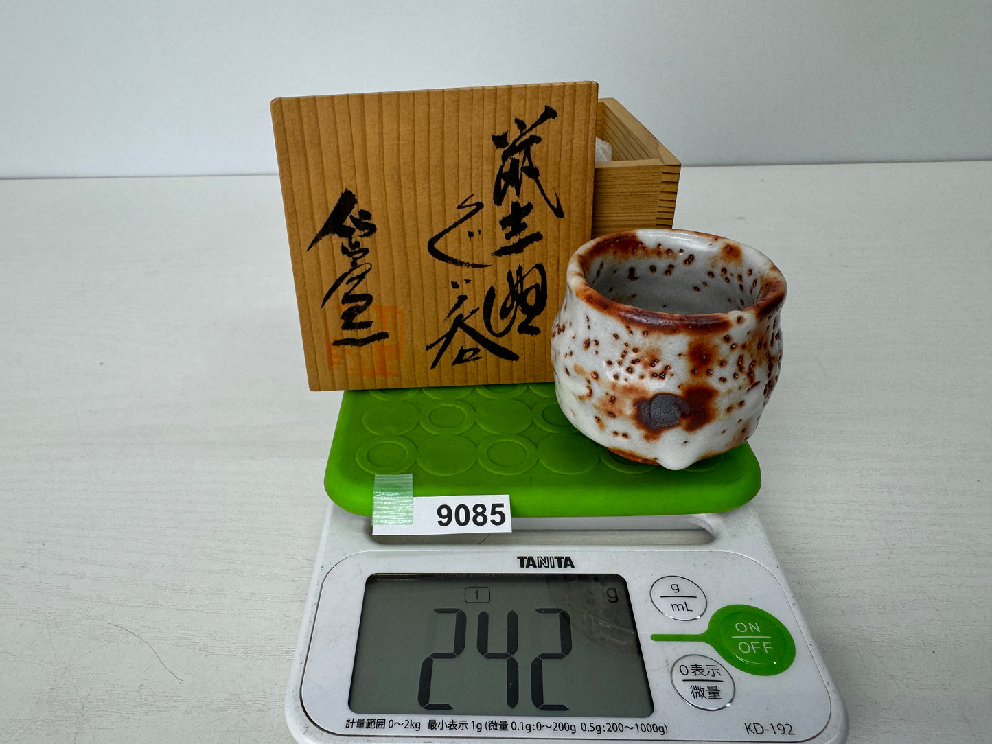 Y9085 CHAWAN Shino-ware sake cup signed box Guinomi Japan antique tableware