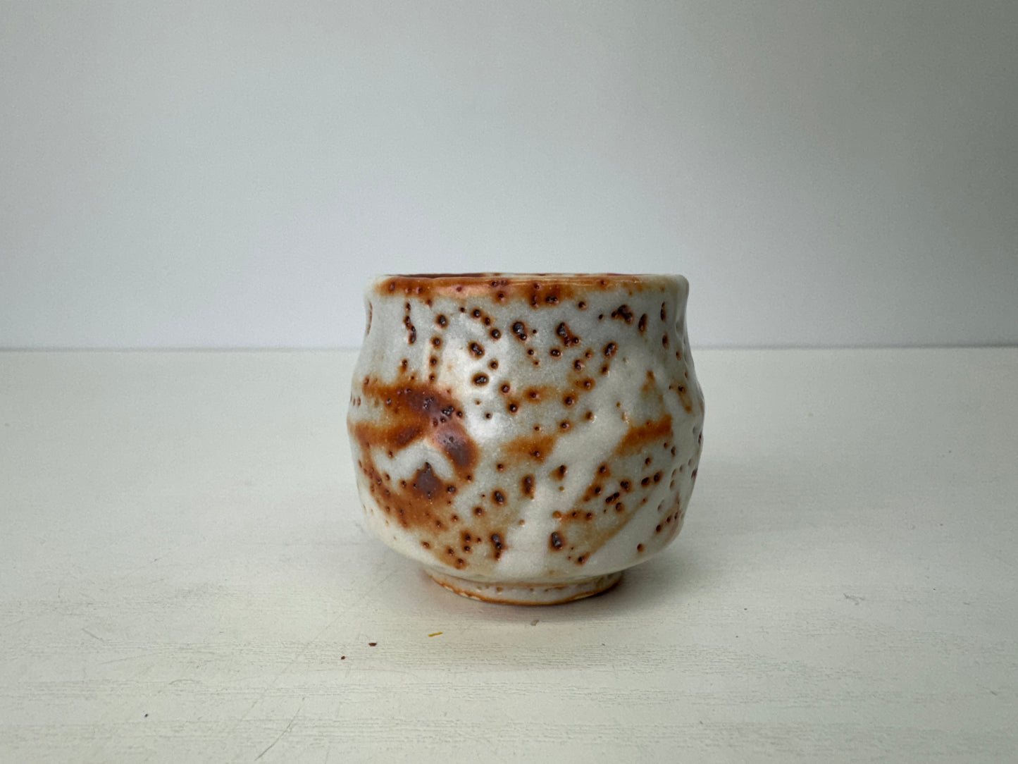 Y9085 CHAWAN Shino-ware sake cup signed box Guinomi Japan antique tableware