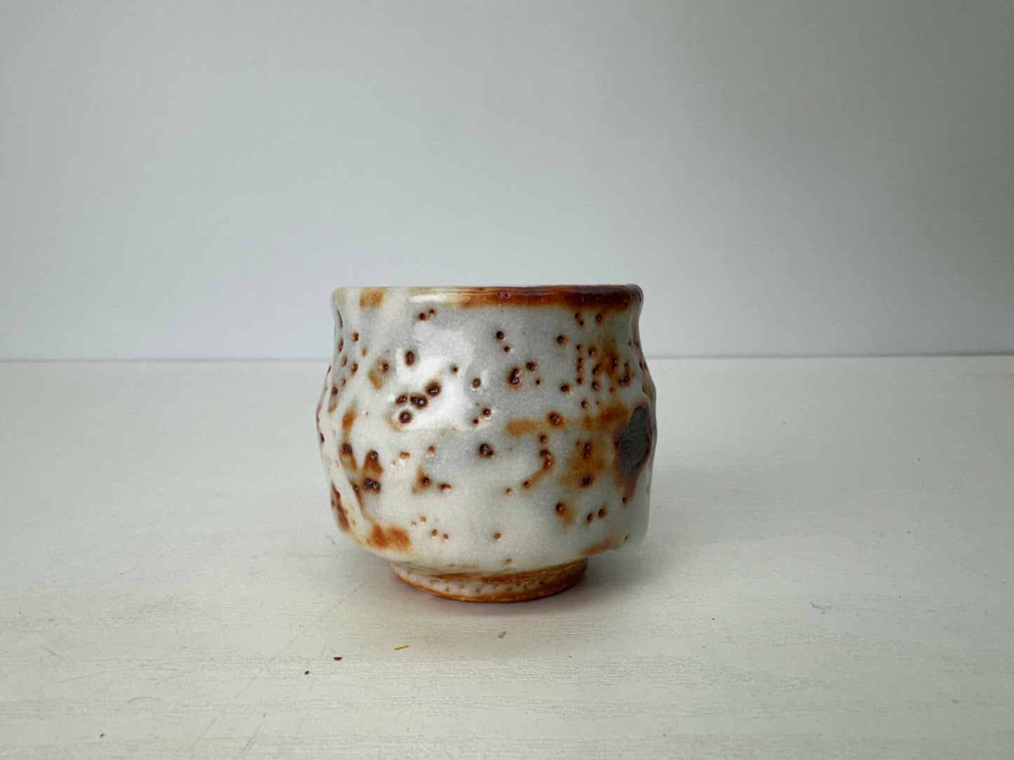 Y9085 CHAWAN Shino-ware sake cup signed box Guinomi Japan antique tableware
