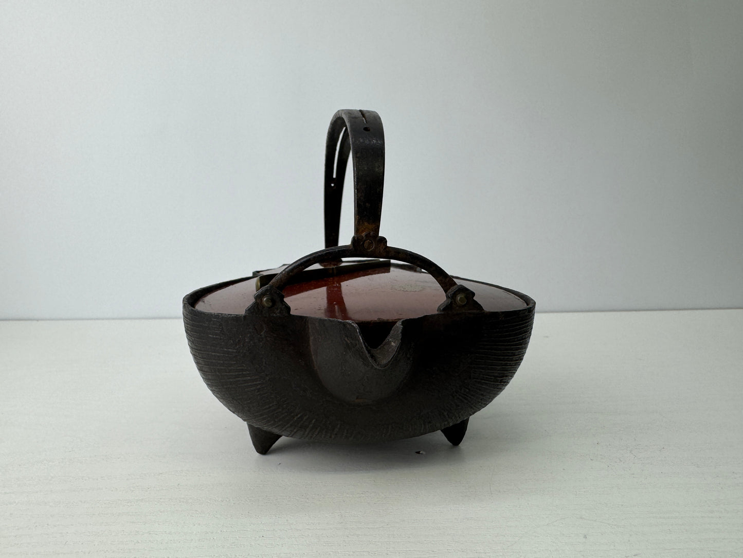 Y9091 CHOUSHI Iron sake bottle Beautiful Makie lid Chashaku knob Japan antique