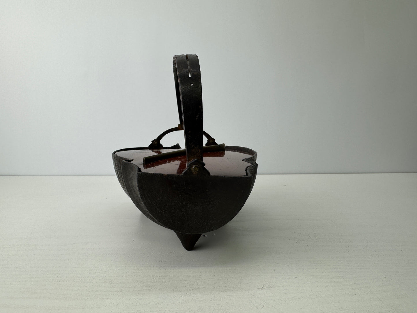 Y9091 CHOUSHI Iron sake bottle Beautiful Makie lid Chashaku knob Japan antique