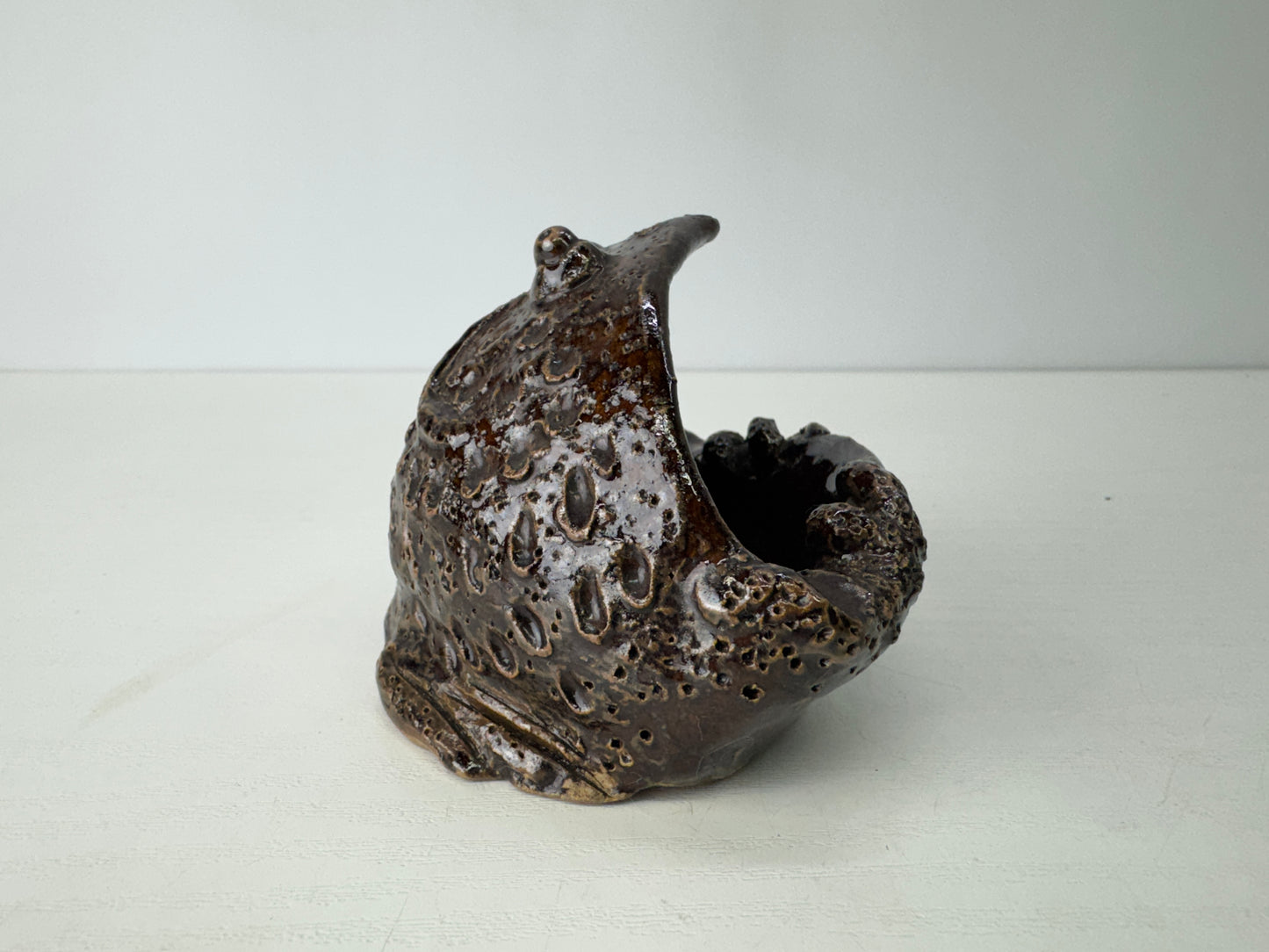 Y9108 ASHTRAY Seto-ware frog figure signed Japan antique collectible cigarette
