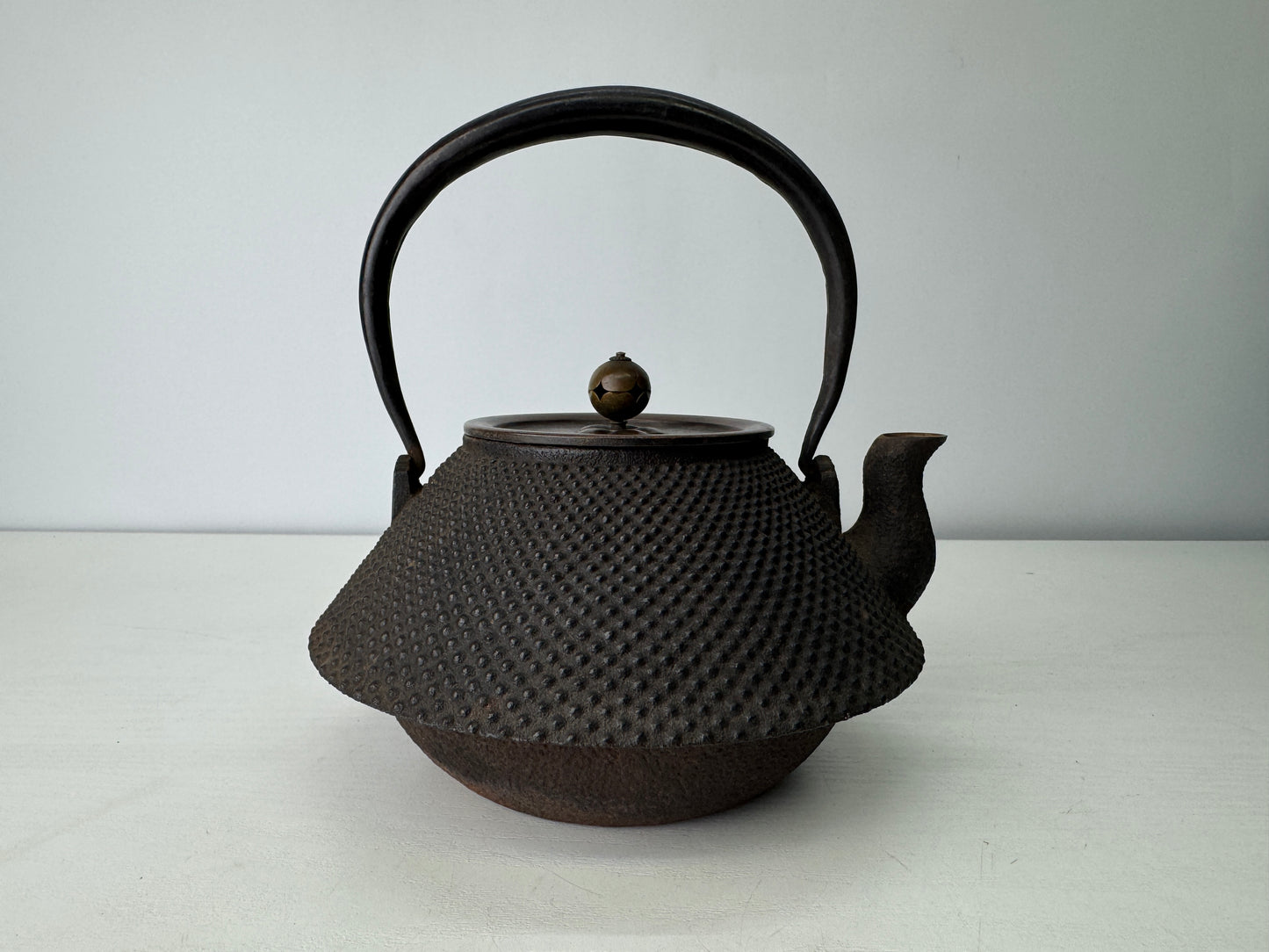 Y9123 TETSUBIN Iron kettle teapot pot Arare pattern copper lid Japan antique