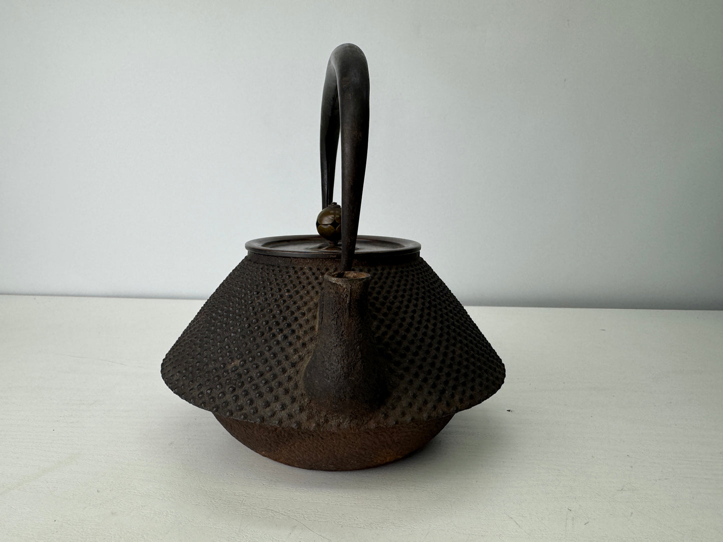 Y9123 TETSUBIN Iron kettle teapot pot Arare pattern copper lid Japan antique