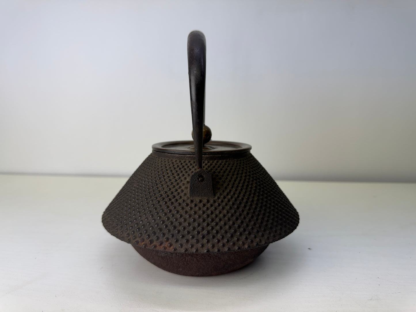 Y9123 TETSUBIN Iron kettle teapot pot Arare pattern copper lid Japan antique