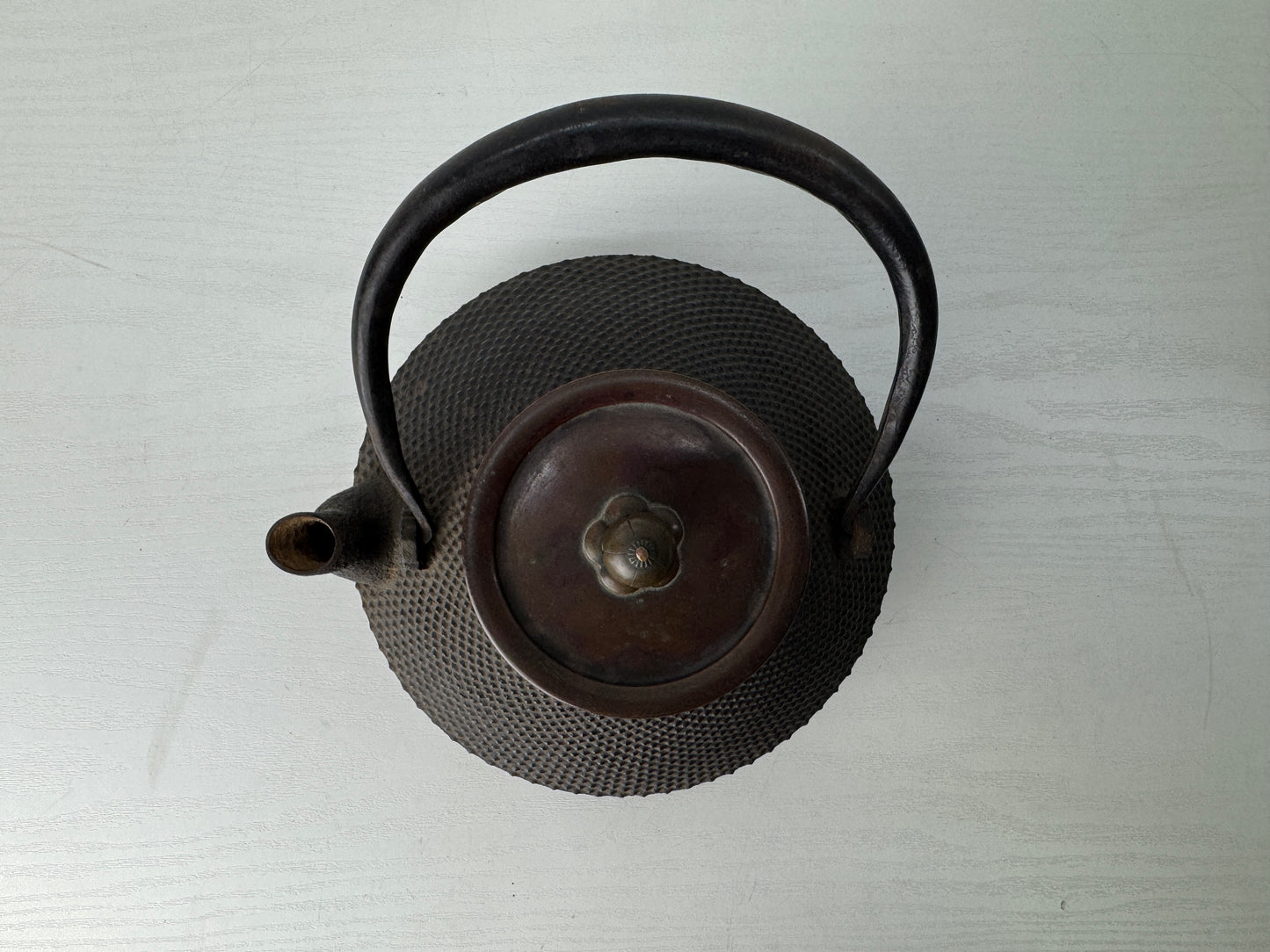 Y9123 TETSUBIN Iron kettle teapot pot Arare pattern copper lid Japan antique