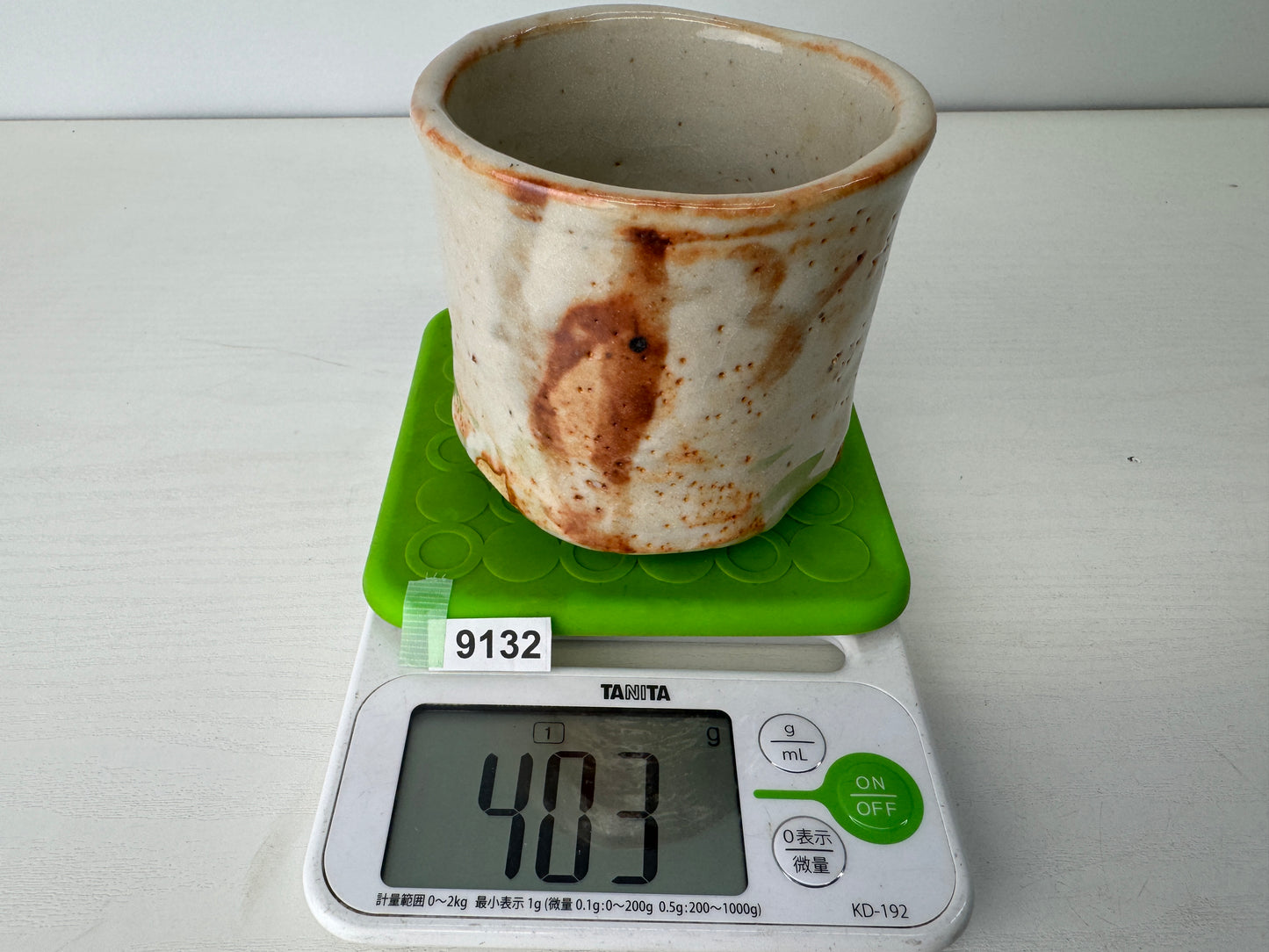 Y9132 CHAWAN Shino-ware tubular bowl signed Japan antique tea ceremony pottery