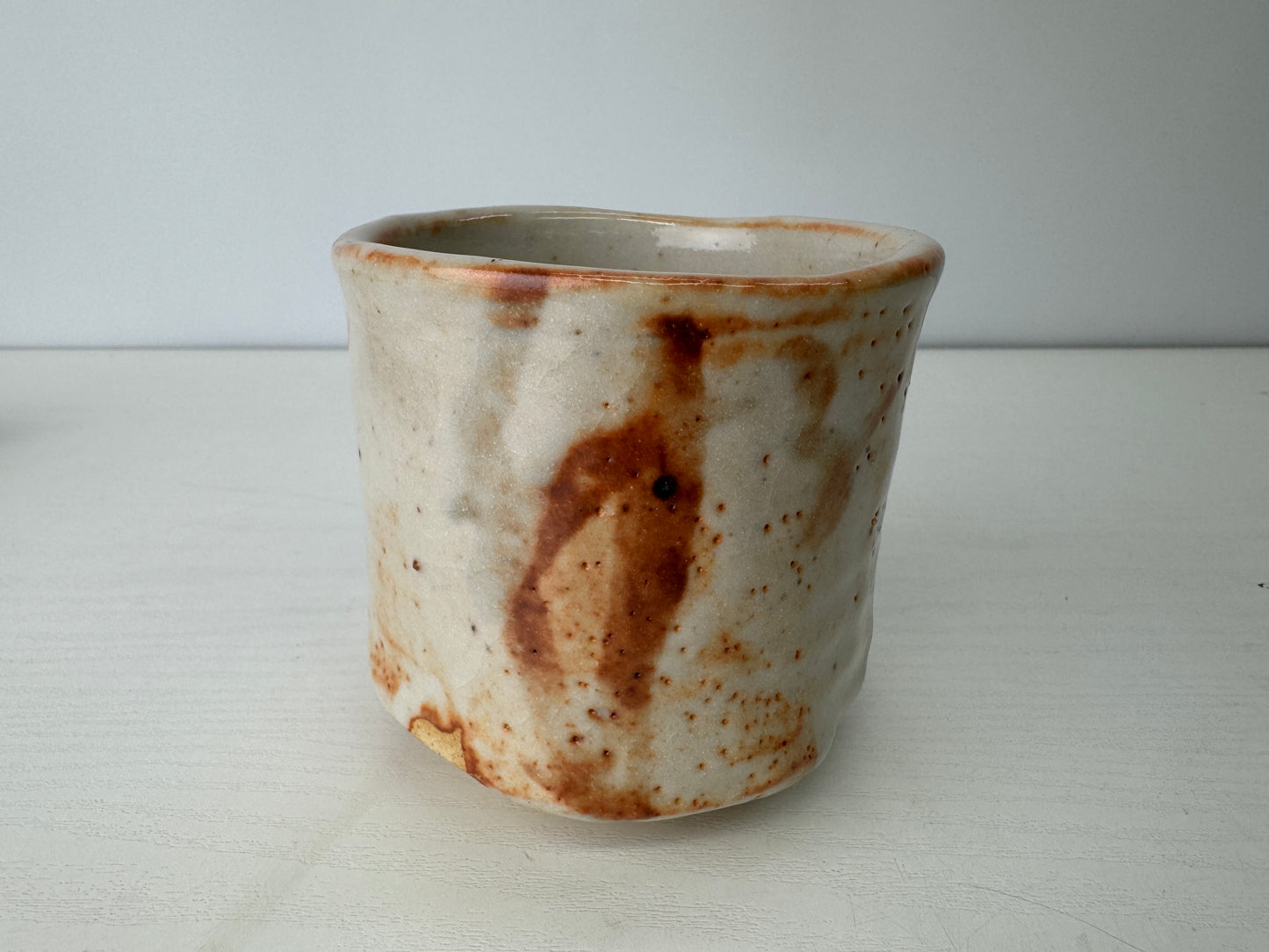 Y9132 CHAWAN Shino-ware tubular bowl signed Japan antique tea ceremony pottery