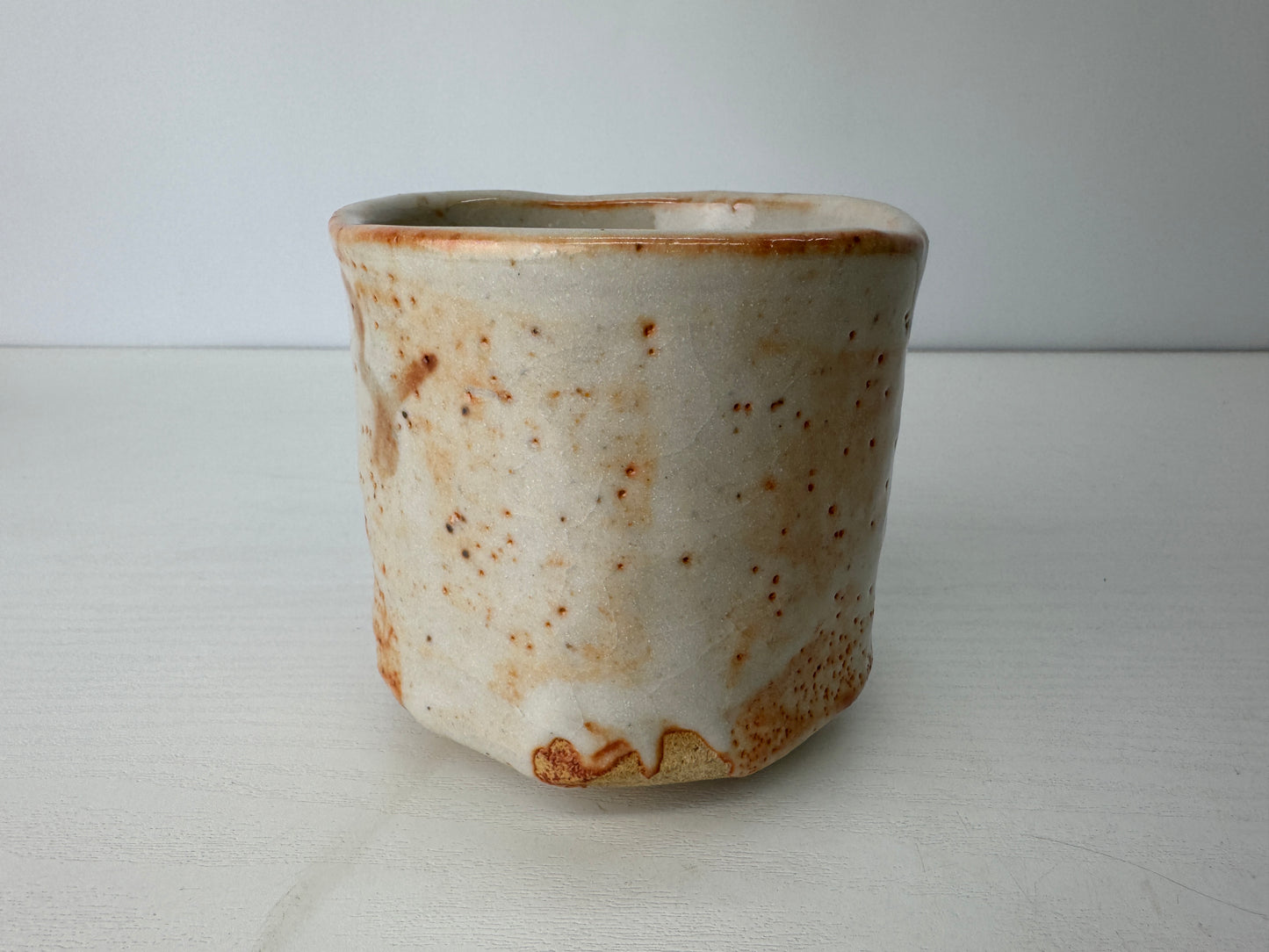 Y9132 CHAWAN Shino-ware tubular bowl signed Japan antique tea ceremony pottery