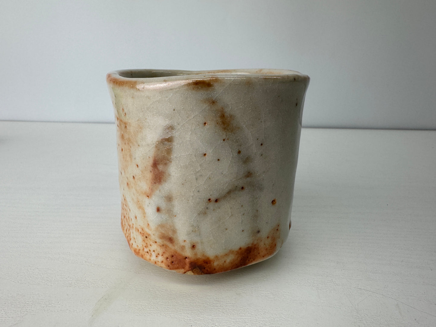 Y9132 CHAWAN Shino-ware tubular bowl signed Japan antique tea ceremony pottery