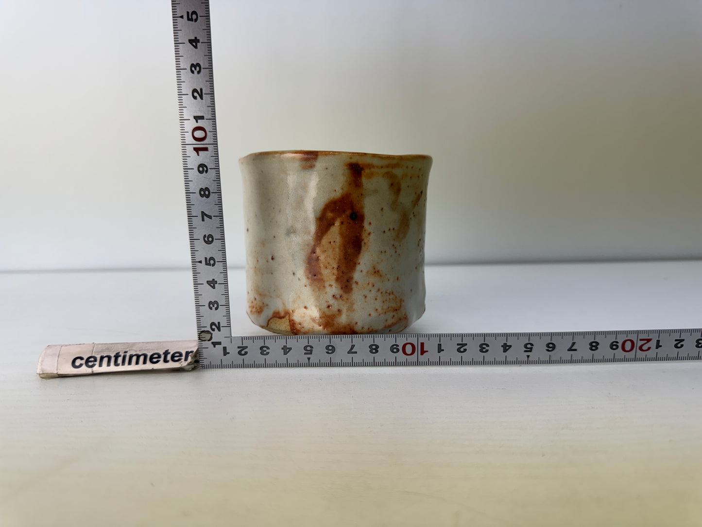 Y9132 CHAWAN Shino-ware tubular bowl signed Japan antique tea ceremony pottery