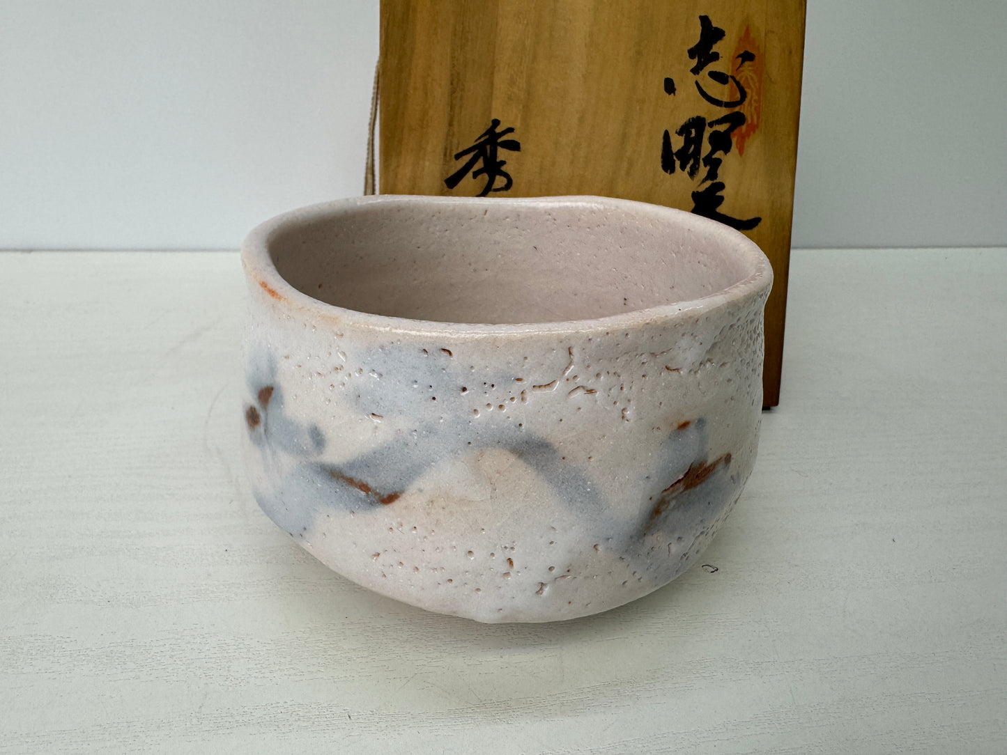 Y9157 CHAWAN Shino-ware bowl signed box Japan antique tea ceremony pottery cup