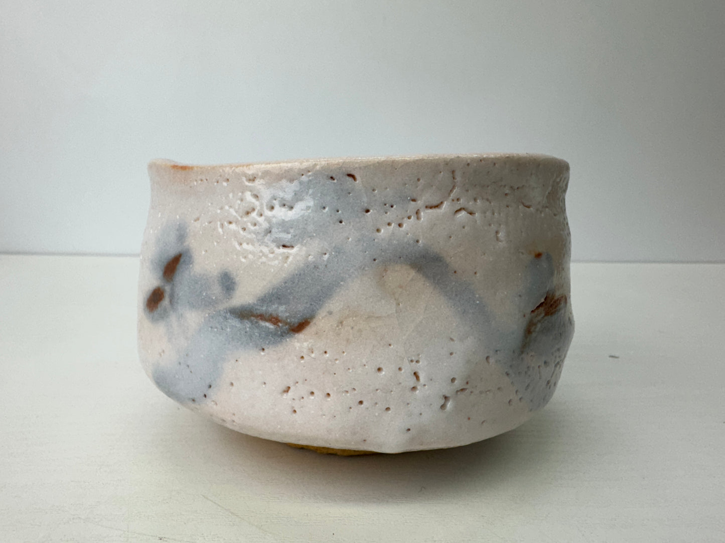 Y9157 CHAWAN Shino-ware bowl signed box Japan antique tea ceremony pottery cup