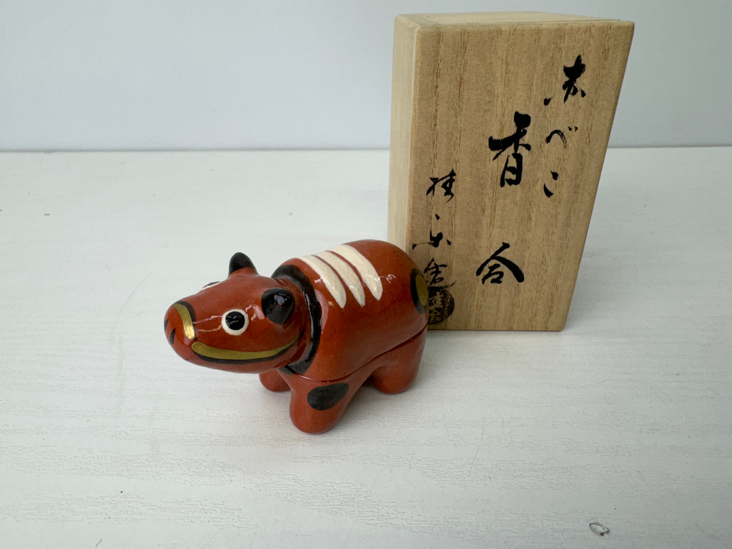 Y9177 BOX Raku-ware Akabeko signed Japan antique fragrance aromatherapy incense