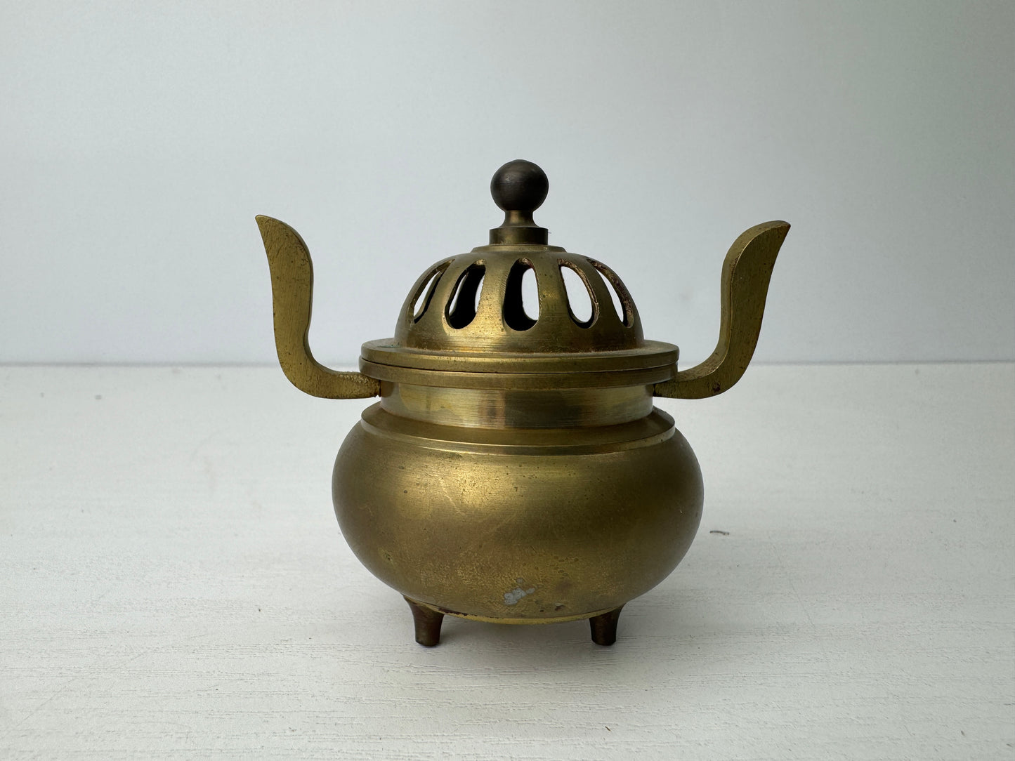 Y9179 Buddhist Altar Equipment Copper three-legged incense burner Japan antique