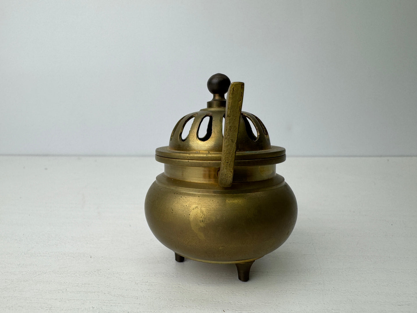 Y9179 Buddhist Altar Equipment Copper three-legged incense burner Japan antique
