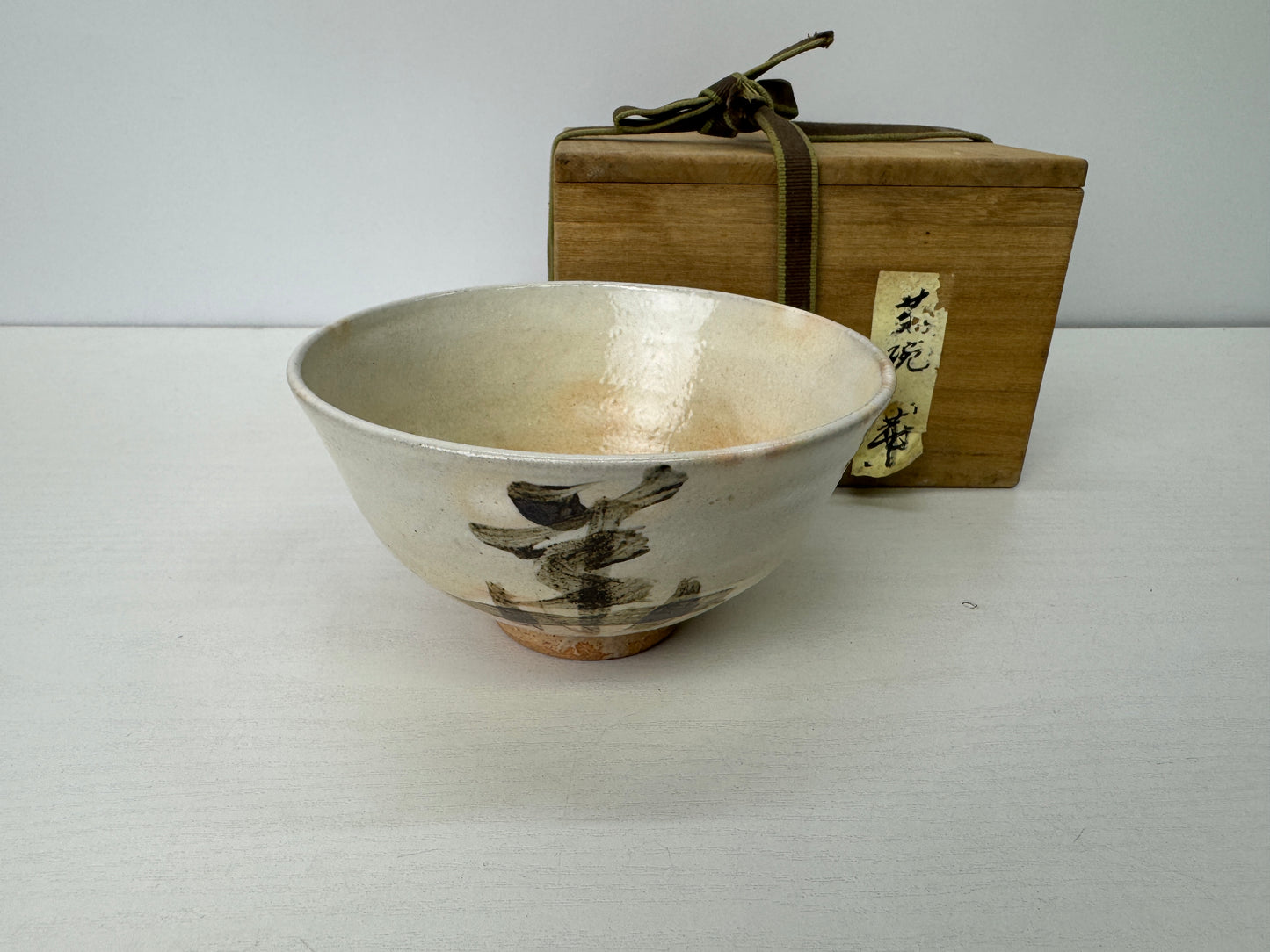 Y9195 CHAWAN Kohiki bowl signed box Japan antique tea ceremony pottery cup
