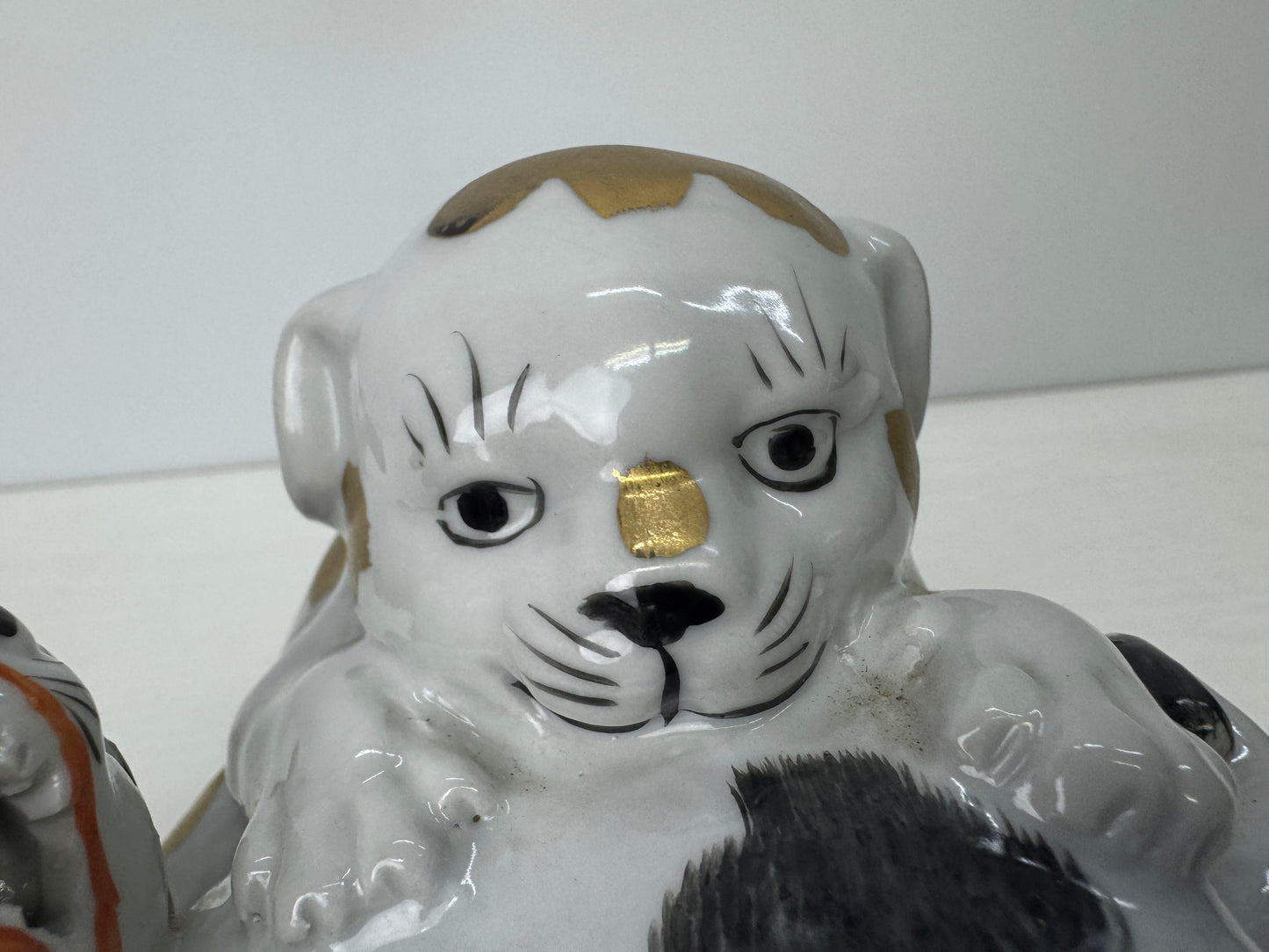 Y9196 OKIMONO Kutani-ware Puppy dog figurine signed Japan antique interior decor