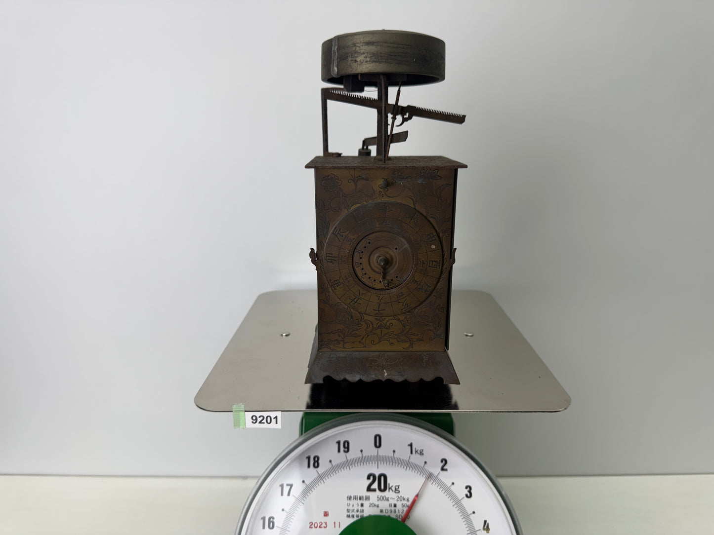 Y9201 OKIMONO Daimyo clock arabesque engraving Edo science Japan antique decor