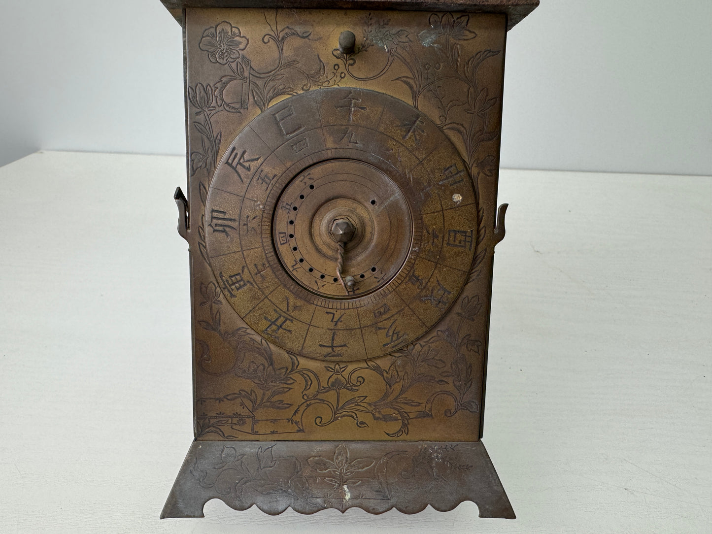 Y9201 OKIMONO Daimyo clock arabesque engraving Edo science Japan antique decor