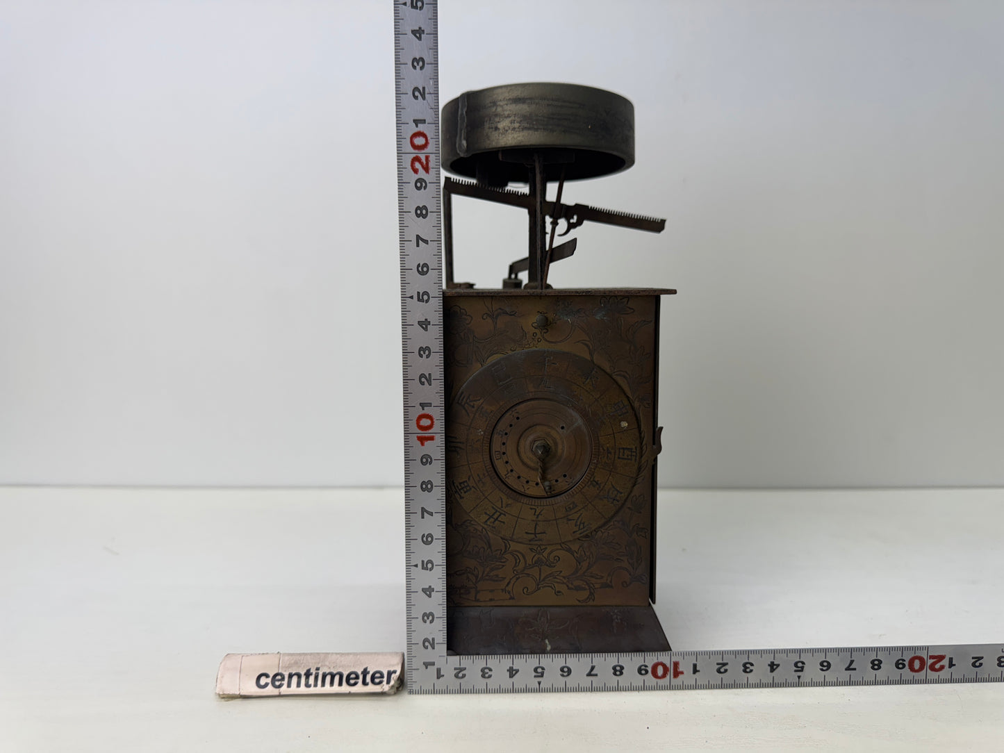 Y9201 OKIMONO Daimyo clock arabesque engraving Edo science Japan antique decor