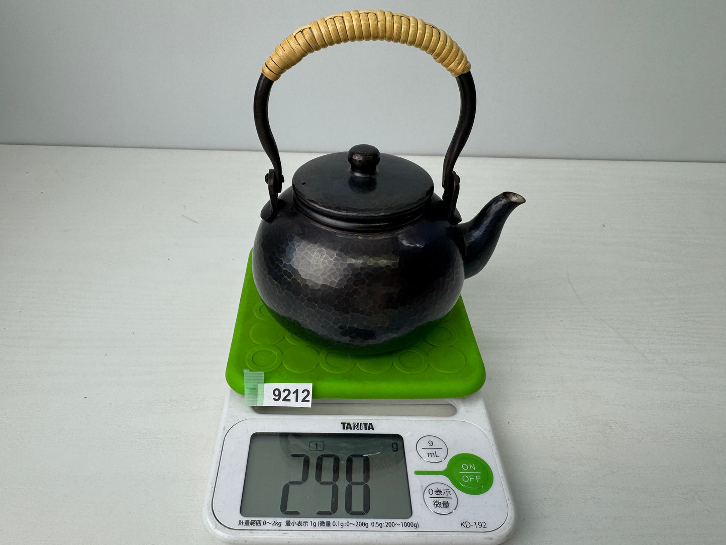 Y9212 KETTLE Copper tea pot teapot hammered signed Japan antique kitchen