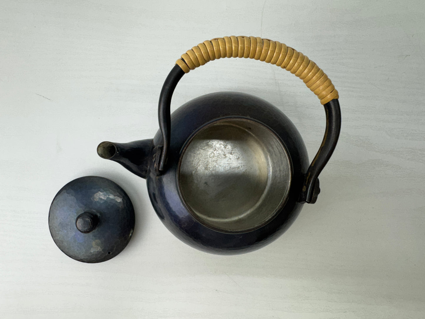 Y9212 KETTLE Copper tea pot teapot hammered signed Japan antique kitchen