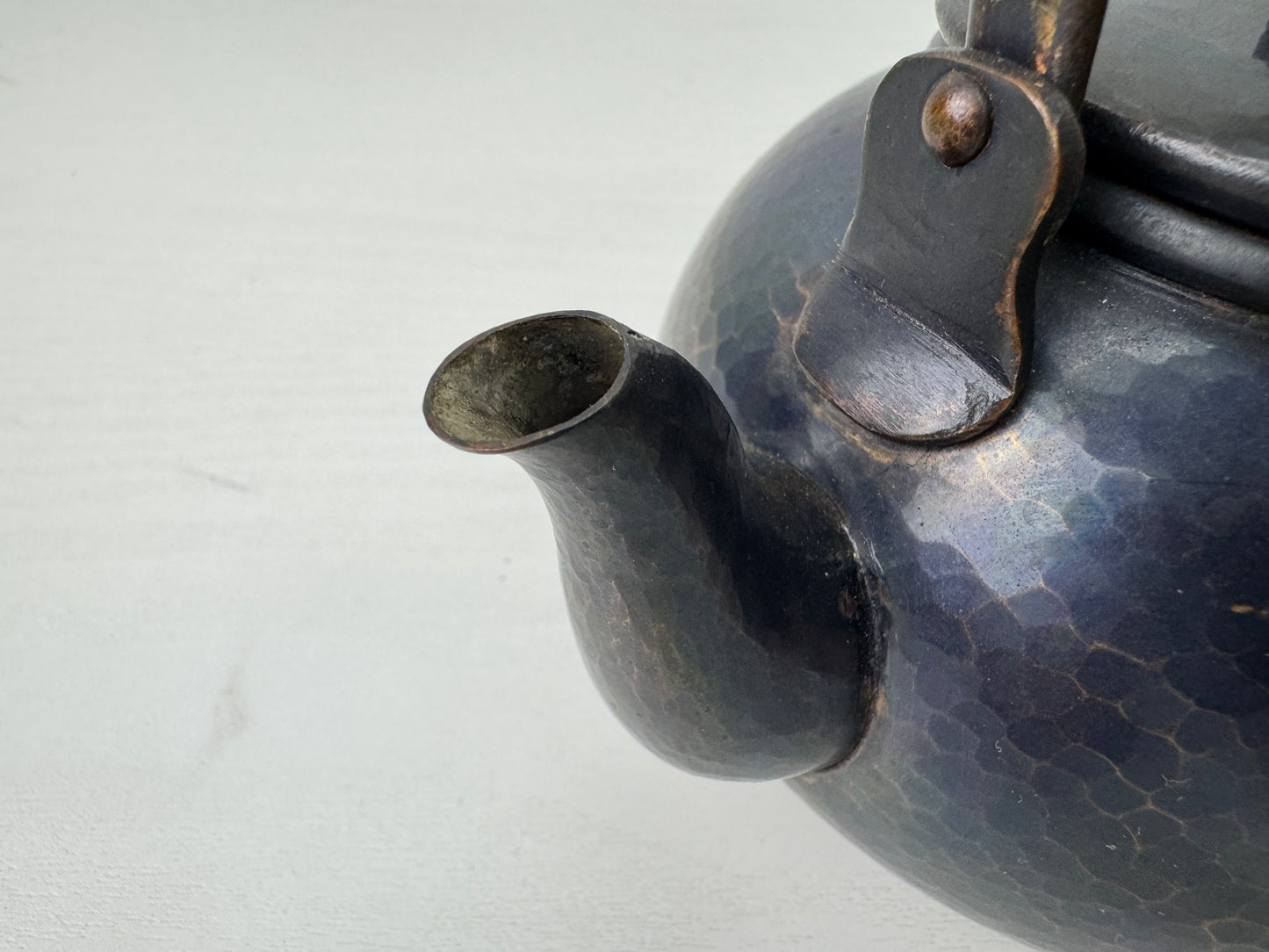 Y9212 KETTLE Copper tea pot teapot hammered signed Japan antique kitchen