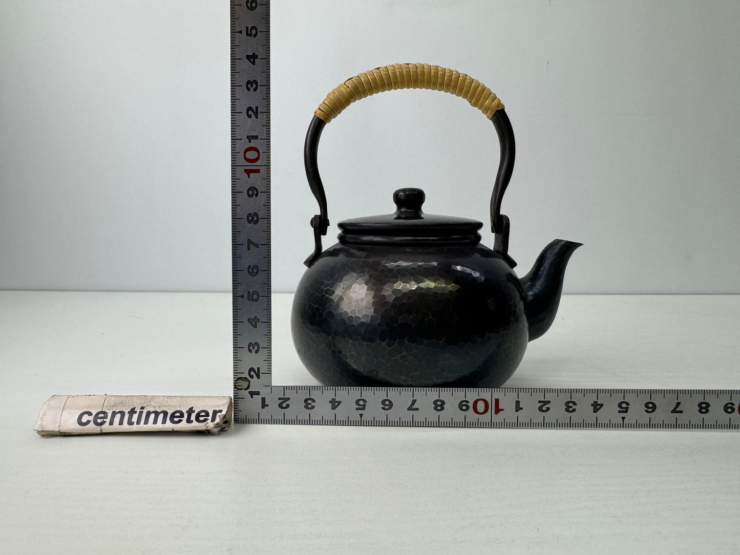 Y9212 KETTLE Copper tea pot teapot hammered signed Japan antique kitchen