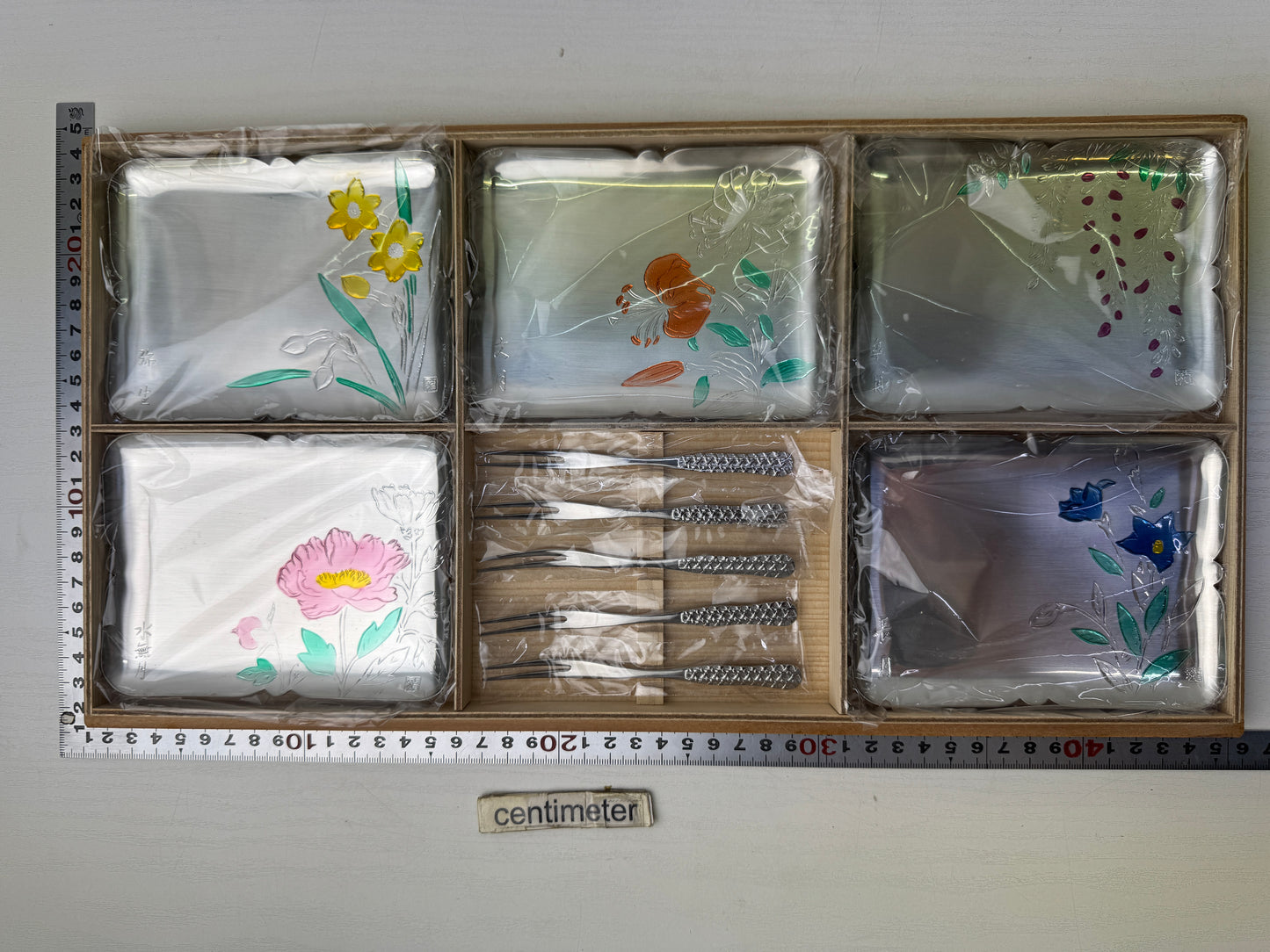 Y9213 DISH Serving plate floral pattern metal fork signed box Japan antique