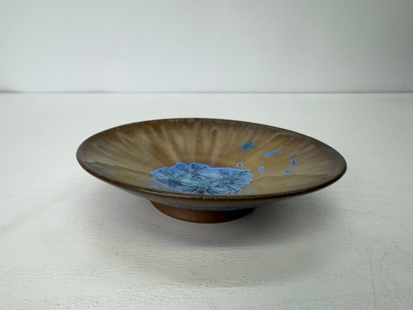 Y9335 CHAWAN Seto-ware flat sake cup blue crystal signed box Japan antique