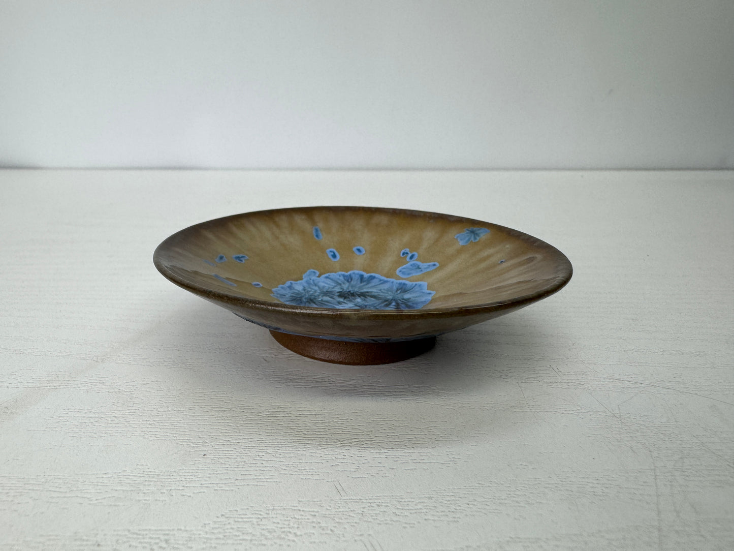 Y9335 CHAWAN Seto-ware flat sake cup blue crystal signed box Japan antique
