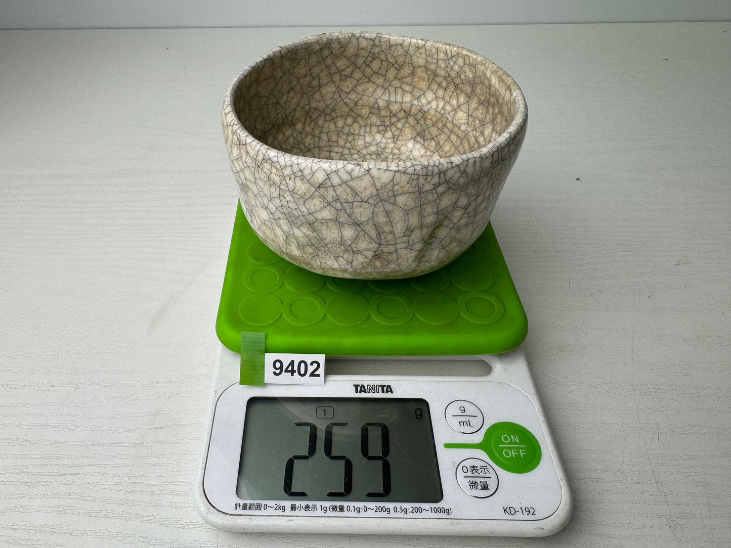 Y9402 CHAWAN Raku-ware white bowl signed Japan antique tea ceremony pottery cup